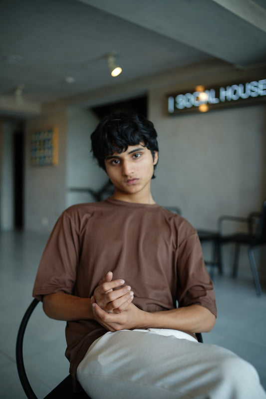 Brown dropdown tee vintage style detail - Soch